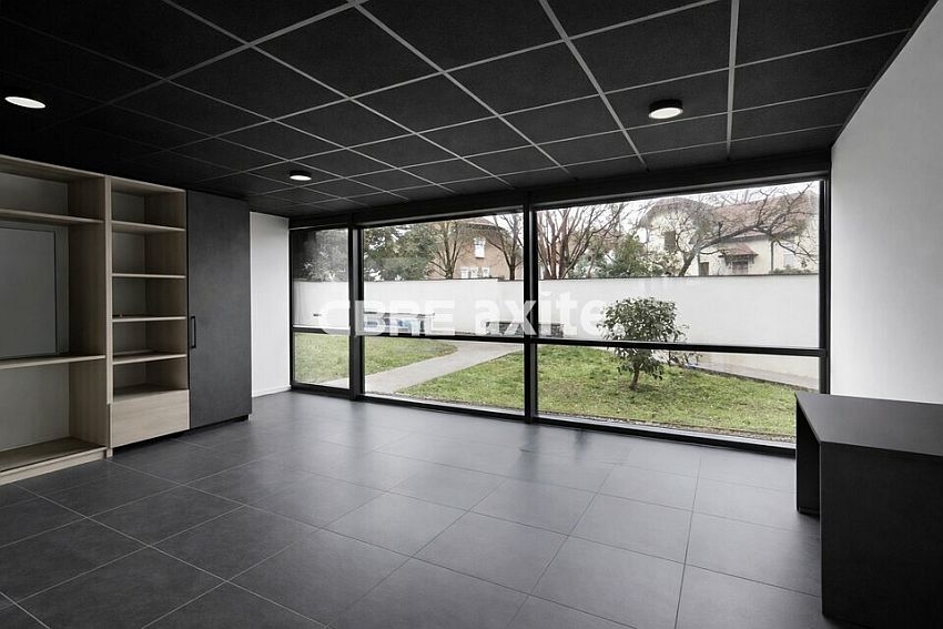 Commerce Location 74150 RUMILLY