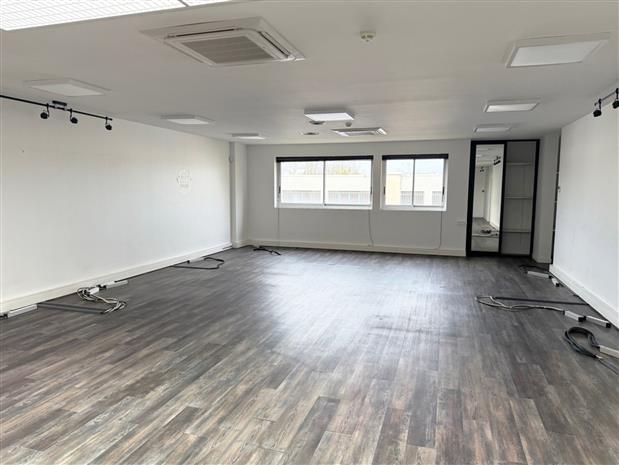 Local d'activités Location 77184 EMERAINVILLE