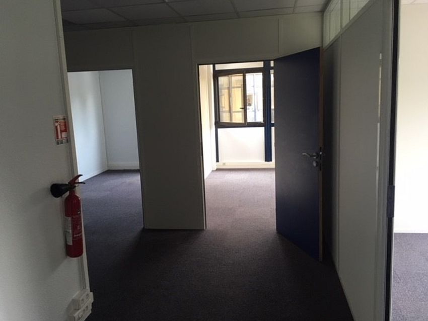 Bureau Location 13590 MEYREUIL