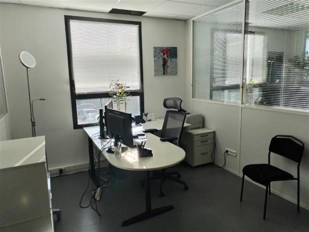 Bureau Location 13590 MEYREUIL