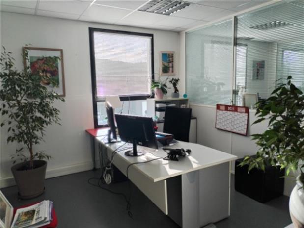 Bureau Location 13590 MEYREUIL
