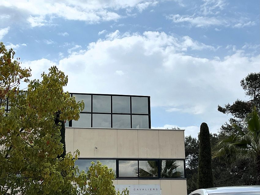 Commerce Location 06220 VALLAURIS