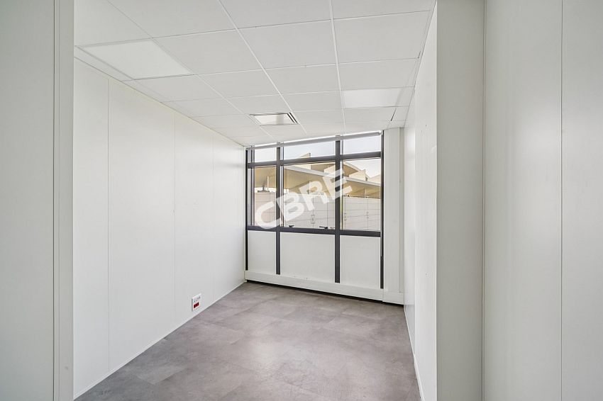 Bureau Location 78180 MONTIGNY LE BRETONNEUX 15 PLACE GEORGES POMPIDOU