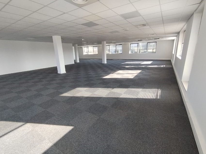 Bureau Location 13590 MEYREUIL