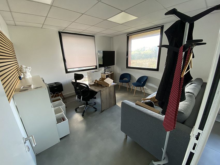 Bureau Location 59260 LEZENNES