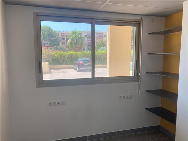 Commerce Location 83400 HYERES