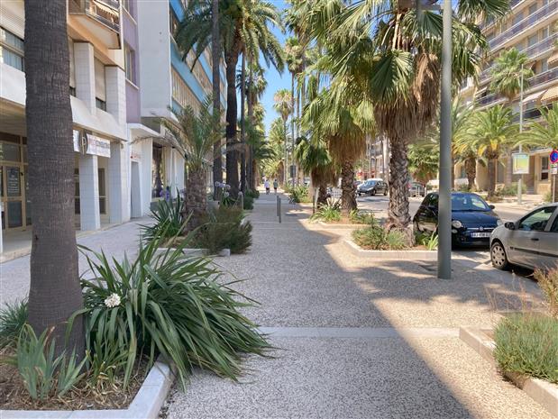 Commerce Location 83400 HYERES