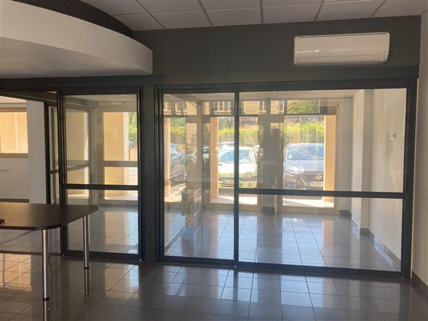 Commerce Location 83400 HYERES
