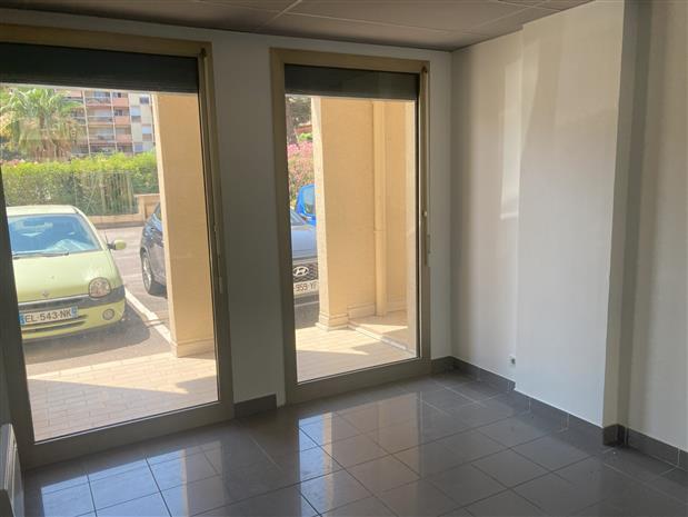 Commerce Location 83400 HYERES