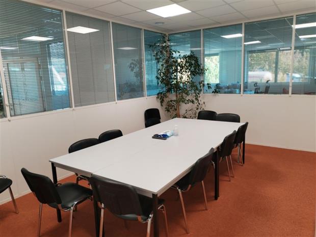 Bureau Location 13590 MEYREUIL