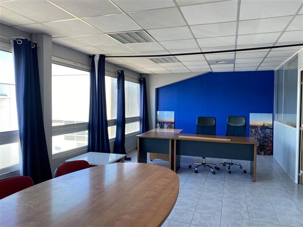 Bureau Location 34130 MAUGUIO