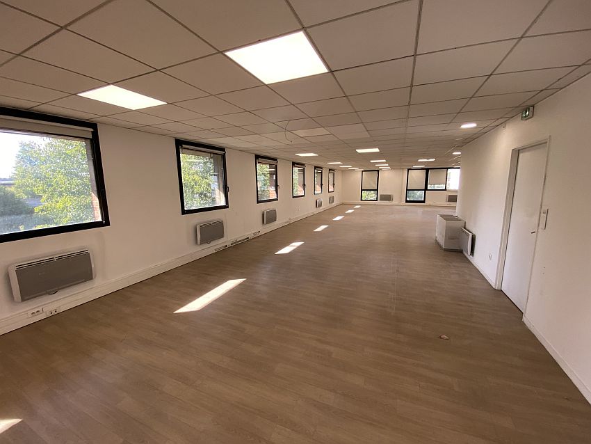 Bureau Location 59260 LEZENNES