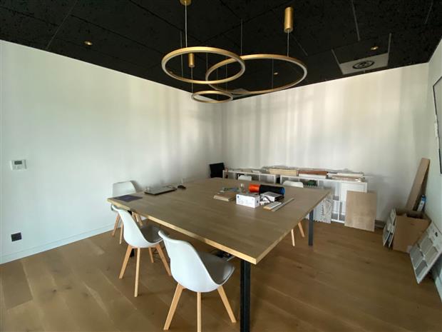 Bureau Location 34130 MAUGUIO