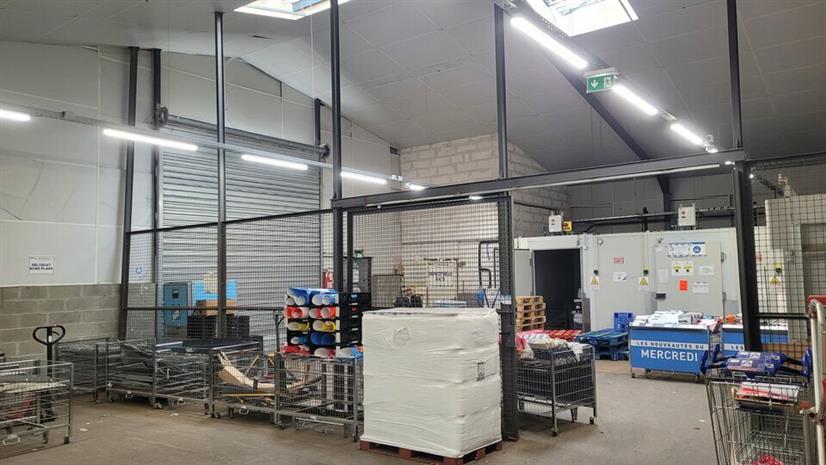Commerce Location 76240 LE MESNIL ESNARD
