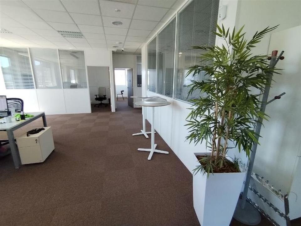 Bureau Location 13590 MEYREUIL