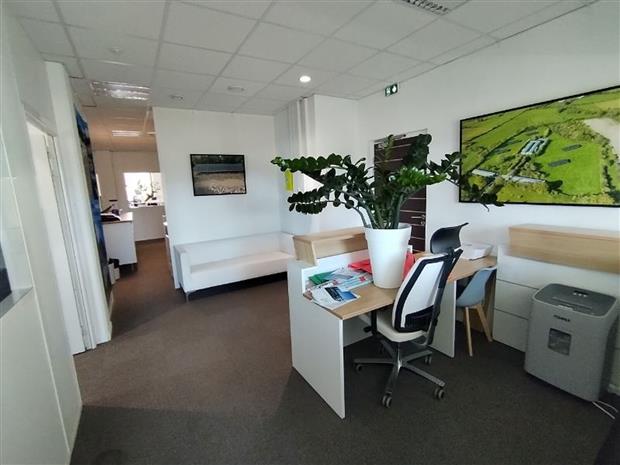 Bureau Location 13590 MEYREUIL