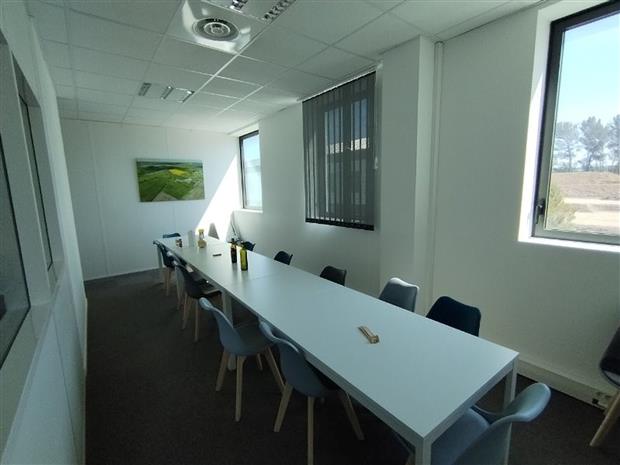 Bureau Location 13590 MEYREUIL