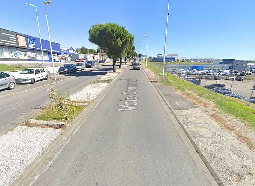 Commerce Location 16430 CHAMPNIERS  LIEUDIT LA CROIX BLANCHE