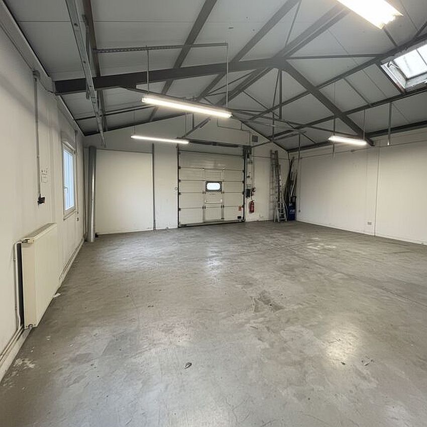 Commerce Location 16100 CHATEAUBERNARD