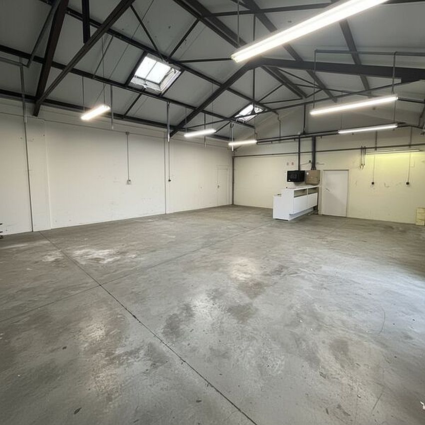 Commerce Location 16100 CHATEAUBERNARD