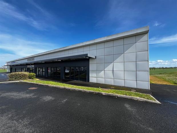 Commerce Location 86170 NEUVILLE DE POITOU